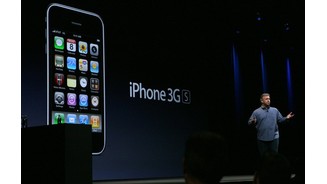 Das iPhone 3GS wird ausnahmsweise von Senior Vice President of Worldwide Marketing Phil Schiller vorgestellt, da Apple-Boss Jobs zu diesem Zeitpunkt gesundheitlich angeschlagen ist.