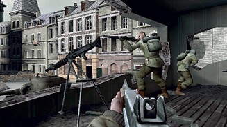 Call of Duty: Finest HourDie Call of Duty-Serie feierte ihr Konsolendebüt mit Call of Duty: Finest Hour. Der Ego-Shooter erschien Ende 2004 für Xbox, Playstation 2 und Gamecube. Finest Hour teilt sich zwar das Zweite Weltkriegsszenario mit der PC-Version von Call of Duty, das Spiel bietet aber andere Kampagnen und Levels. Sie steuern insgesamt sechs Soldaten auf Seiten der Amerikaner, Britten und Russen. Die Einsätze führen Sie unter anderem nach Stalingrad, Tunesien und Aachen. Wie üblich wird der Spielablauf von sehr gut gescripteten Szenen und schneller Action bestimmt.Im Verlauf der Kampagnen steuern Sie bei Finest Hour auch einen Panzer und ballern mit MGs um sich. Trotz der Abwechslungsreichen Szenarien und der ordentlichen, wenn auch nicht beeindruckenden Grafik erhielt das Spiel im Durchschnitt etwas schlechtere Bewertungen als das PC-Original. Unter anderem wurden dem Titel das schlecht funktionierende Autozielen und der schwankende Schwierigkeitsgrad angekreidet.