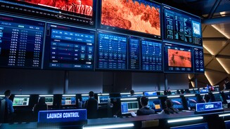 Der MarsianerSeit klar ist, dass Mark Watney (Matt Damon) überlebt hat, dreht sich in Mission Control fast alles nur noch um seine Rettung.