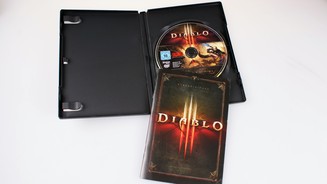 Diablo 3 - Die Collectors Edition ausgepacktNeben dem Spiel gibt es außerdem Ingame-Items für Diablo 3, World of Warcraft und Starcraft 2. Für Diablo 3 gibt es glühende Engelsflügel für den Spielcharakter, ein exklusives Banner und Färbungen für Rüstungssets. Für WoW gibts den Fetischschamanen als Begleiter und für Starcraft 2 gibt es es drei exklusive Porträts im Diablo-3-Stil.