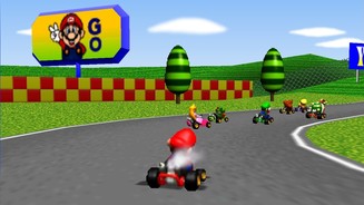Platz 10: Mario Kart 64 (1997)Das zweite Spiel der Mario-Kart-Reihe ist in Europa im Juni 1997 erst drei Monate nach dem Launch des Nintendo 64 erschienen, mit über 9 Millionen Exemplaren aber trotzdem auf Platz 2 der bestverkauften N64-Titel. Nicht mehr nur zwei, sondern vier Spieler können sich im Grand-Prix-, Time-Trial-, Versus- und Battle-Modus über die verschiedenen Rennstrecken jagen. Die mit Geheimnissen und Abkürzungen gespickten Kurse sind allesamt Schauplätze aus den Nintendo-Spielen der acht Fahrer Mario, Luigi, Peach, Bowser, Yoshi, Toad, Donkey Kong und Bowser. Obwohl die Fahrer nach wie vor 2D-Sprites sind, brettern Mario + Co erstmals über 3D-Strecken, die endlich auch verschiedene Höhenstufen, Rampen, Brücken und Abgründe haben.