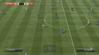 Fifa 13Während wir mit Gladbachs Nordtveit den Ball halten, stürmen die KI-Kameraden in die Hoffenheimer Hälfte.