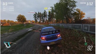 Forza Horizon 4Ähnlich wie im Frühling regnet es auch im Herbst öfter mal, außerdem liegen Blätter herum.