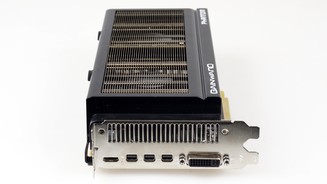 Insgesamt bietet die Gainward Geforce GTX 970 Phantom fünf Monitoranschlüsse. 1xDVI, 1xMini-HDMI, 3xMini-Displayport. Entsprechende Adapter liegen der Karte aber nicht bei – Punktabzug!