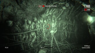 Outlast 2Interessante Szenen können wir mit unserer Kamera aufnehmen, wenn wir lange genug draufhalten.