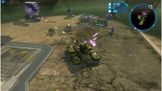 Halo Wars: Definitive EditionBöse in die Falle gelaufen: Wir wollten die Riesenkanone links erstürmen, dann fallen uns die Aliens in die Flanke.