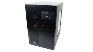 Als Gehäuse für die Höllenmaschine 6 nutzt die PC-Welt das Lian Li PC-D666. Das Case ist auf 666 Stück limitiert, aus Alumium gefertigt und bietet ein Fassungsvermögen von 111 Liter.