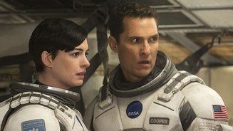 InterstellarBrand (Anne Hathaway) und Cooper (Matthew Mc Conaughey) staunen bei ihrer Rückkehr auf die Station über die Auswirkungen von relativer Zeit.