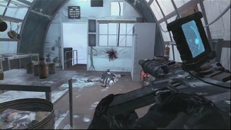 Modern Warfare 2In der Basis schalten Sanderson und Soap feindliche Soldaten mit schallgedämpften Waffen aus. Der Herzschlagsensor am Gewehr hilft, die Gegner zu finden.