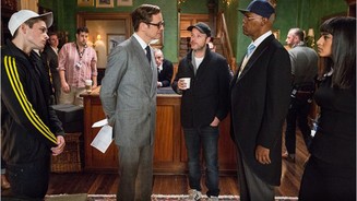 Kingsman: The Secret ServiceRegisseur Matthew Vaughn (Mitte) stellt sich gerne inmitten einer Szene um noch einmal kleine Details zu verändern.