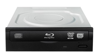 Blu-ray-BrennerStatt des normalen DVD-Brenners bekommen Plus+AufrüstPaket-Besteller einen Blu-ray-Brenner, der die hochauflösenden Scheiben nicht nur wiedergeben, sondern auch brennen kann. CDs und DVDs liest und beschreibt er ebenfalls.