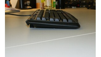 Die Logitech G110 liegt sehr flach auf dem Tisch. Eine Möglichkeit, den Winkel steiler als im Bild gezeigt zu stellen, fehlt.