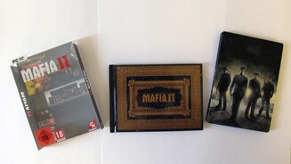 Die Collectors Edition von Mafia 2 ausgepacktIn der transparenten Hülle befindet sich neben dem Steelbook-Case noch ein 100-seitiges Hardcover-Buch mit Artworks.