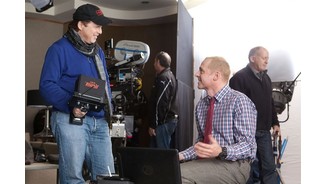 Mission: Impossible - Phantom ProtokollRegisseur Brad Bird (links) bespricht eine Szene mit Darsteller Simon Pegg. Bird hat zuvor zwei Pixar-Filme gedreht: Ratatouille und Die Unglaublichen.(Paramount Pictures Germany)