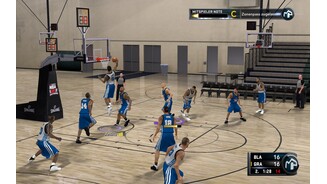 NBA 2K11Von wegen NBA-Glamour: Zu Anfang der »Mein Spieler«-Karriere werden Partien bevorzugt in leeren Turnhallen ausgetragen.