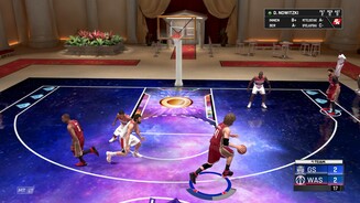NBA 2K20Im Triple-Threat-Modus spielen wir drei gegen drei … in einer riesigen Arena aus Marmor, mit roten Teppichen und galaktisch buntem Feld … warum auch immer.