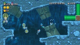 New Super Luigi UMit dem Gamepad zerlegen wir Unterwasser Skelettfische und schützen so die anderen Spieler.