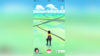 Es beginnt. Das Tutorial ist beendet, das erste Pokémon gefangen. Nun kann ich nach Herzenslust die Welt erkunden. Leider funktioniert das GPS-Signal in unserem Bürogebäude eher mäßig, sodass meine Spielfigur wild herumzuckt. Klar, Pokémon GO soll man auch an der frischen Luft spielen. Ich beschließe, meine ersten Gehversuche nach Feierabend fortzuführen.