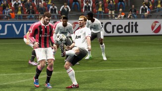 Pro Evolution Soccer 2013Paul Scholes von Manchester United versucht, mit einem Sombrero Flick die gegnerische Abwehr zu überwinden.