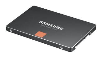 Die SSDs werden dem aktuellen Standard entsprechend über SATA3 mit 6,0 Gbits angeschlossen, sind aber voll abwärtskompatibel zu den älteren und langsameren SATA-Versionen.
