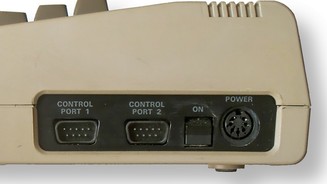 Commodore 64: Zwei Joystick-Anschlüsse, Einschalttaste, Netzteil-Anschliss