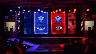 Starcraft 2 - WCS Premier League - Bilder vom Viertelfinale 2015Während eines Spiels werden die Bühne und der Zuschauerraum stimmungsvoll in rotes und blaues Licht gehüllt.