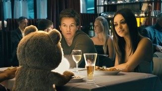 TedJohns Freundin Lori hat es nicht so mit dem sprechenden Bären. Werden die beiden sich noch anfreunden?