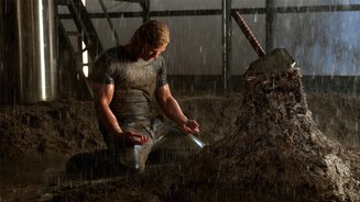 ThorFür seine Rolle als Thor musste Chris Hemsworth ordentlich trainieren. Am Set angekommen passte er leider nicht mehr in sein Kostüm und musste wieder Muskelmasse abbauen.