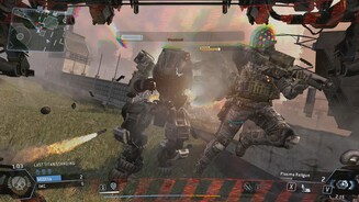 TitanfallGefahr droht in Titanfall von allen Seiten. Gerade kämpfen wir noch gegen einen Ogre, da setzt ein feindlicher Pilot zum Rodeo-Angriff an.