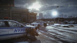 Neben den zahlreichen Gegenständen bietet The Division auch andere schicke Effekte wie die von Schüssen durchsiebte Fensterscheibe des Polizeiautos links.