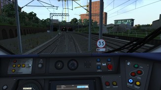 Train Simulator 2015Ausgebremst: Ein Class 801 schafft 125 Meilen pro Stunde (200 kmh), hier dürfen wir nur 35 fahren.