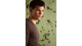 Twilight 4: Breaking Dawn – Bis(s) zum Ende der NachtJacob Darsteller Taylor Lautner hätte fast eine Rolle in Expendables 2 erhalten.