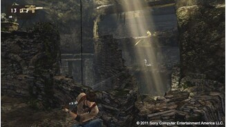 Uncharted: Golden AbyssSchießerei in uralten Ruinen: Wie von den stationären Uncharted-Spielen gewohnt, erledigt ihr eure Gegner aus der Deckung heraus.