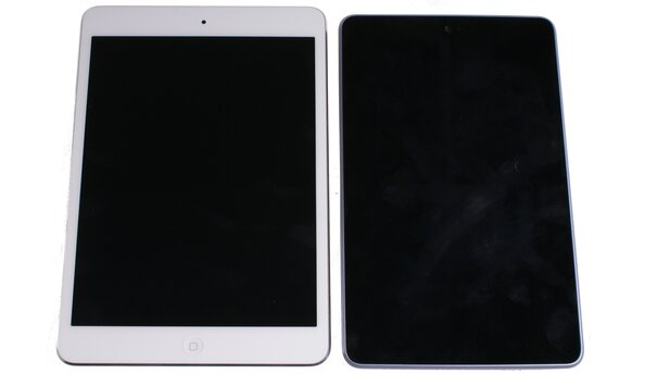 Apples iPad Mini ist sichtbar breiter als das Google Nexus 7.