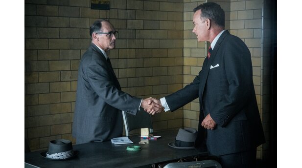 Bridge of Spies - Bilder zum KinofilmAnwalt James Donovan (Tom Hanks) spricht zum ersten Mal mit Rudolf Abel (Mark Rylance). Einem sowjetischen Spion, den er im folgenden Prozess pflichtverteidigen wird.