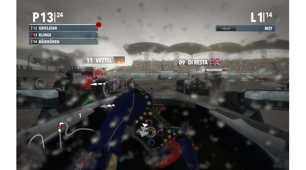 F1 2012Die grafisch spektakulären Regenrennen sind auch in F1 2012 ein spannender Ritt auf der Rasierklinge - vor allem für die KI-Gegner, die versammelt mit Trockenreifen fahren (zu erkennen an den weißen Streifen).