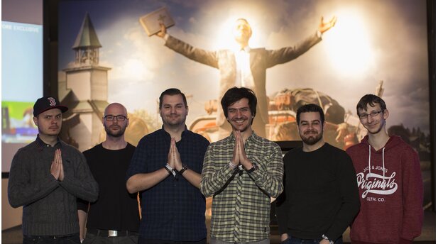 Gemeinsam mit Chris, Dirk, Norman, Michael und Thomas (von links) betet Micha für ein spaßiges Event - und wurde erhört!