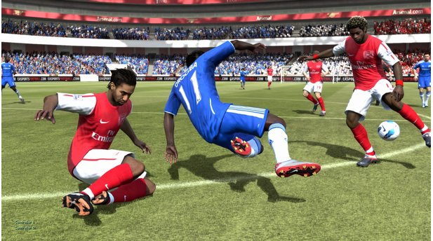 FIFA 12Die neue Zweikampfphysik in Aktion. Je nachdem, wie und wo die Spieler aufeinanderprallen, gibt es einen anderen Abflug.
