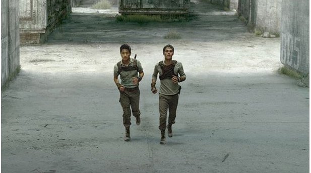 Maze Runner - Die Auserwählten im LabyrinthThomas (Dylan O’Brien) und Minho (Ki Hong Lee) spurten durch das tagsüber so friedlich wirkende Labyrinth