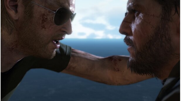 Who is who in Phantom Pain?Mit Verbündeten, Freunden und Feinden ist das in Metal Gear so eine Sache. Wer in einem Moment noch als Auftraggeber, Kampfgefährte oder Vertrauter erscheint, kann im nächsten Moment plötzlich aufstehen, und sich als finsterer Verschwörer outen. Denn nicht wenige Charaktere trieben schon in den vorigen Teilen ein doppeltes oder gar dreifaches Spiel, arbeiteten für verschiedene Geheimdienste, Institutionen und fädelten nebenbei ihre eigenen Pläne ein. Seis die in Ground Zeroes von einer Bombe zerfetzte Paz, die als Schülerin auftritt, aber in Wahrheit für die Patriots arbeitet. Oder auch The Boss, die Snake eine Überläuferin vorspielt, ihn fast tötet, sich aber zum Schluss töten lässt, um das Erbe der Philosophen in die USA bringen zu lassen. Kurz um: Big Boss und der Spieler dürfen in The Phantom Pain eigentlich nie sicher sein, dass jemand auf ihrer Seite steht oder das Ziel verfolgt, das man zu erkennen meint.