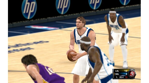 NBA 2K11Ausgerechnet »unser« Dirk Nowitzki gehört zu den Topstars, deren Gesicht nicht gerade perfekt getroffen wurde.