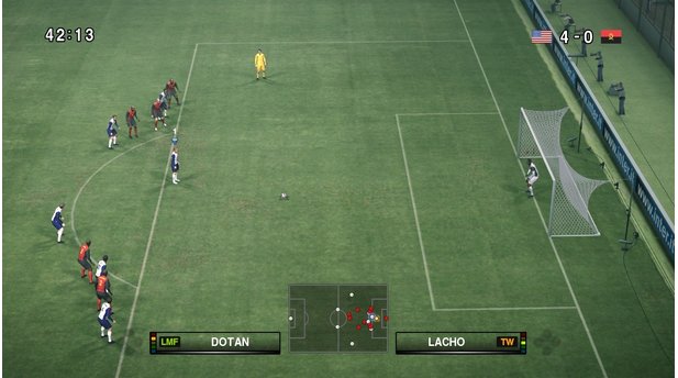 Pro Evolution Soccer 2010Auch die Perspektive ist gewöhnungsbedürftig: Elfmeter schießen Sie von oben.