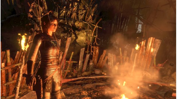 Rise of the Tomb Raider: Baba Yaga: The Temple of the Witch Lara ist zu Recht beunruhigt: Das Feuer ist das einzig angenehme im Wald der Baba Yaga.