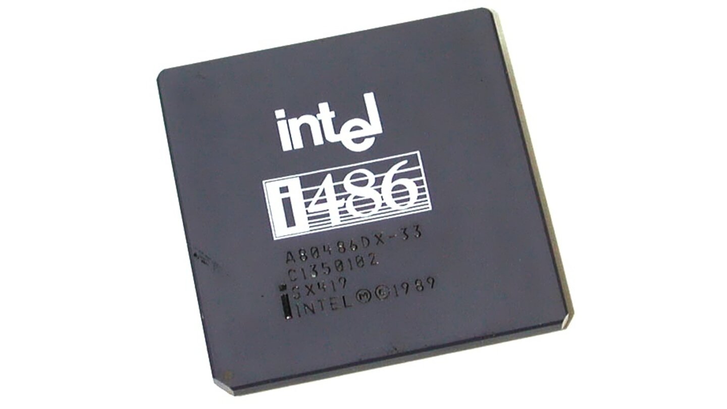 Intel 80486 (1989)Nach dem 1985 erschienenen 80386 stellte der 80486 im Jahr 1989 einen weiteren großen Schritt dar. Der integrierte Co-Prozessor (FPU)für Gleitkomma-Berechnungen sorgte zusammen einem Befehls- und Datencache und bis zu 100 MHz Takt für deutlich mehr Leistung. Der 32-Bit-Prozessor konnte wie der 80386 bereits 4 GByte RAM adressieren.