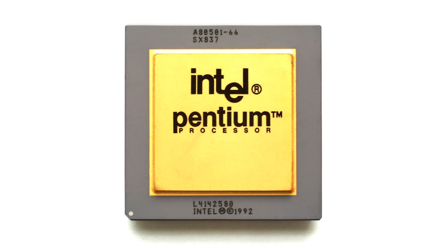 Intel Pentium (1993)Intel veröffentlichte die fünfte Generation x86-Prozessoren im März 1993 nicht als 80586, sondern als Pentium, da Gerichte Nummern als Produktbezeichnungen nicht als schutzwürdig ansahen. Im Nachhinein war diese Entscheidung für Intel ein Glücksfall, denn noch heute wird die weltweit bekannte Marke Pentium von Intel genutzt. Technisch war die sogenannte P5-Architektur ein Ausbau des 80486, unter anderem mit zwei Datenpipelines, schnellerem Speicherzugriff und stark verbesserter FPU.