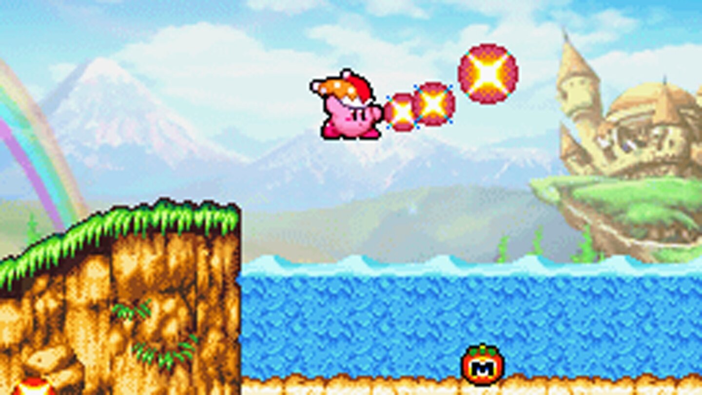 Kirby: Squeak Squad (Nintendo DS, 2007)Kirby: Mouse Attack (Nintendo DS, 2007)
Kirby Mouse Attack lässt alle Stylus-Spielereien hinter sich und besinnt sich auf seine Plattformer-Wurzeln zurück. Dabei hat der pinke Held seine bekannten Kopier-Fähigkeiten im Gepäck – mit einem Unterschied: Er kann geklaute Fähigkeiten kombinieren. Neue Kombis können zum Beispiel ein Feuerschwert oder eine Eisbombe ergeben.
Die epische Story von Mouse Attack dreht sich um eine gestohlene Leckerei, die Kirby auf jeden Fall wiederbekommen will. Auf seiner Reise durch das Dream Land legt er sich unter anderem wieder mit König Nickerchen und Meta-Knight an. Hinter dem Raubzug stecken aber neue Bösewichte: Die Squeaks, eine Gruppe von Mäusedieben.
