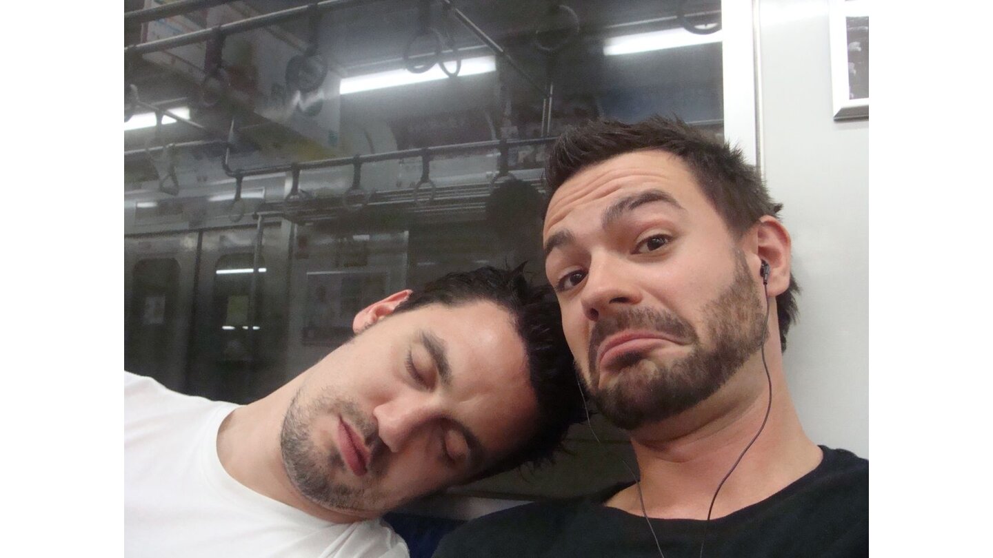 1. In aller Herrgottsfrüh steigen Bernd und Nino in die U-Bahn. Ihr Ziel: Die Tokyo Gameshow 2009. Während sich Nino mit deutschen Schlagern wach hält, träumt Bernd noch mal kurz vom warmen Bett im Hotel.