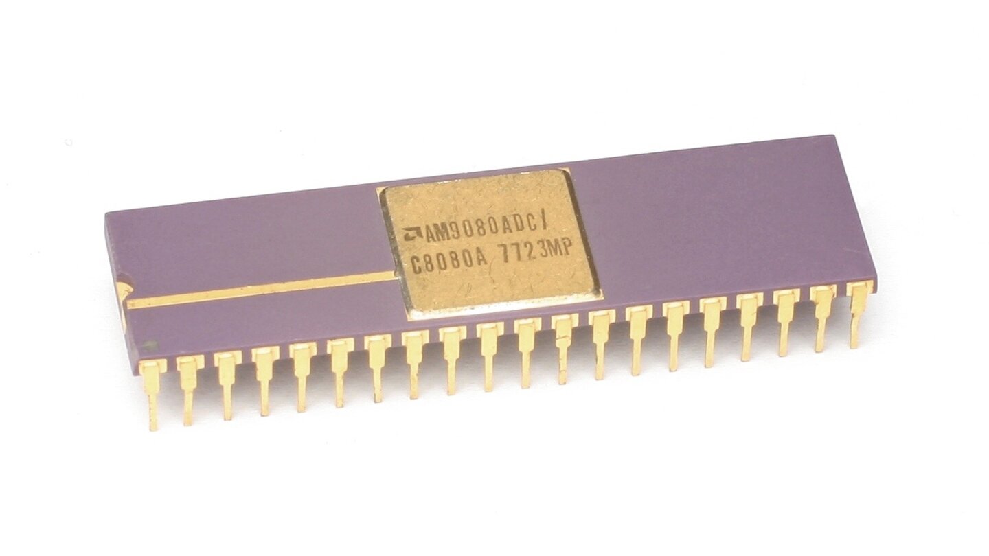 AMD Am486 (1974)Der AM9080 kam 1974 auf den Markt und war ein nicht lizensierter Klon von Intels 8080-Prozessor, einer 8-Bit-CPU die mit sagenhaften 2 MHz Taktfrequenz arbeitete und als erster universell einsetzbarer Mikroprozessor gilt. Erst 1982 bekam AMD die offizielle Lizenz von Intel, da IBM den Intel 8080 im IBM-PC verwenden wollte und IBMs Firmenpolitik mindestens zwei verschiedene Lieferanten für die Chips vorschrieb. Unter dem gleichen Lizenzabkommen entstand auch AMDs folgender Am286-Prozessor, eine Kopie von Intels 80286-CPU. (Bild: Konstantin Lanzet, GNU FDL)