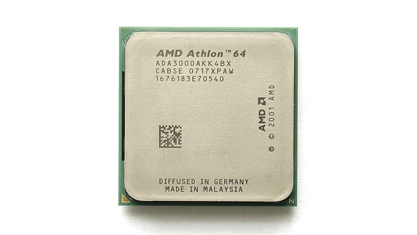 AMD Athlon 64 (2003)2003 gelang AMD mit dem Athlon 64 dank vieler wegweisender Technologien sowie hoher Performance erneut eine Überraschung. So war der Athlon 64 dem Pentium 4 leistungsmäßig überlegen, verbrauchte dabei aber weniger Strom. Auch die technischen Features schlugen den Pentium 4: Der Athlon 64 war die erste 64-Bit-CPU für Desktop-PCs, Intel übernahm die Technik kurz darauf. Außerdem besaß der Athlon 64 einen integrierten Speicher-Controller, was die Anbindung des Arbeitsspeichers ohne Umweg über das Mainboard ermöglicht. Intel hat erst den Core-i-CPUs einen integrierten Speicher-Controller spendiert. Erschienen die ersten Athlon-64-CPUs noch für den Sockel 754, führte AMD ein Jahr später den Sockel 939 samt Unterstützung für Dual-Channel-RAM ein. Auch für den folgenden Sockel AM2 gab es noch Athlon-64-Modelle. (Bild: Konstantin Lanzet, GNU FDL)