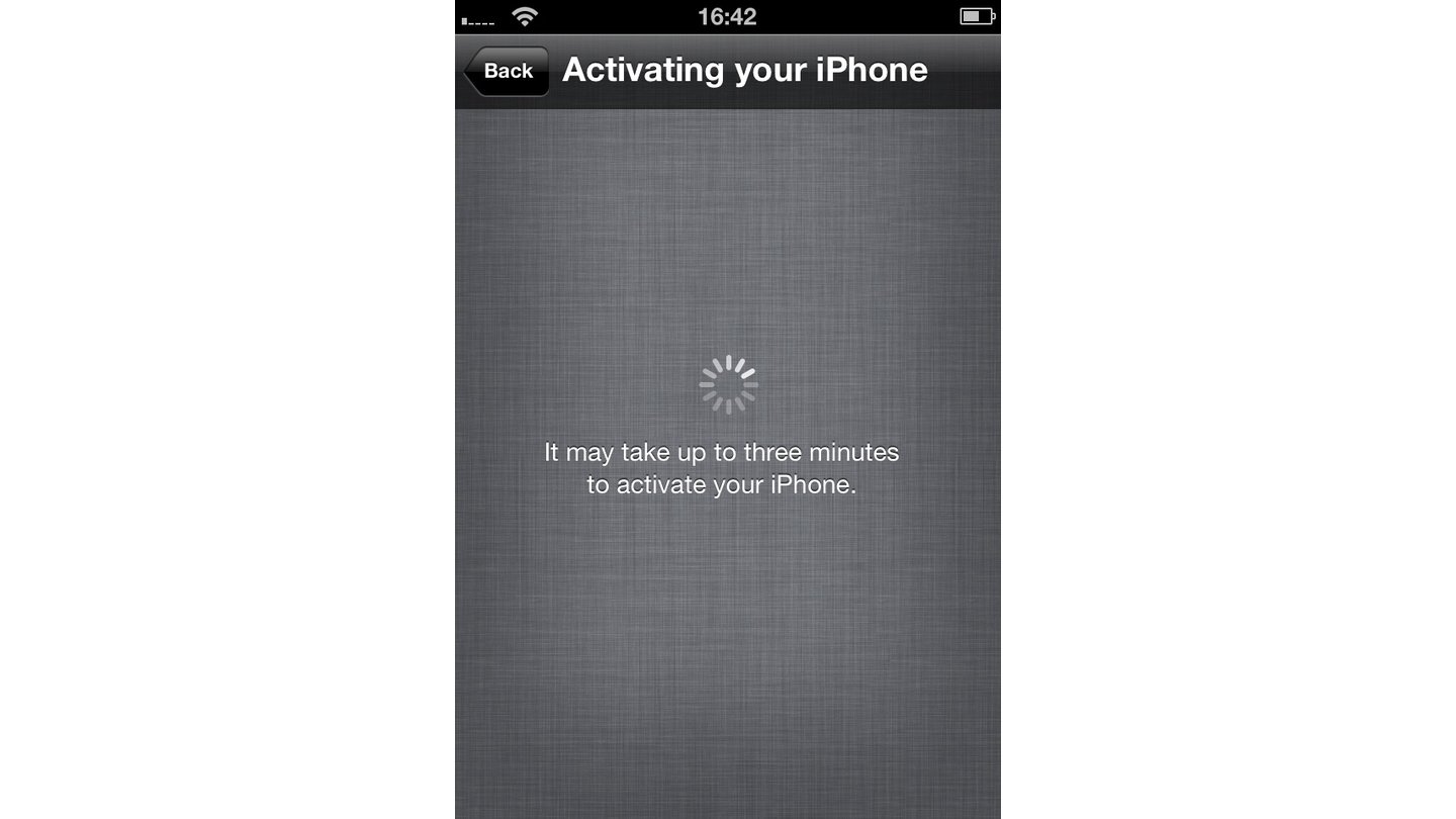 Haben Sie das WLAN eingerichtet, aktiviert sich das iPhone automatisch nach einer Verbindungsaufnahme mit den Apple-Servern.